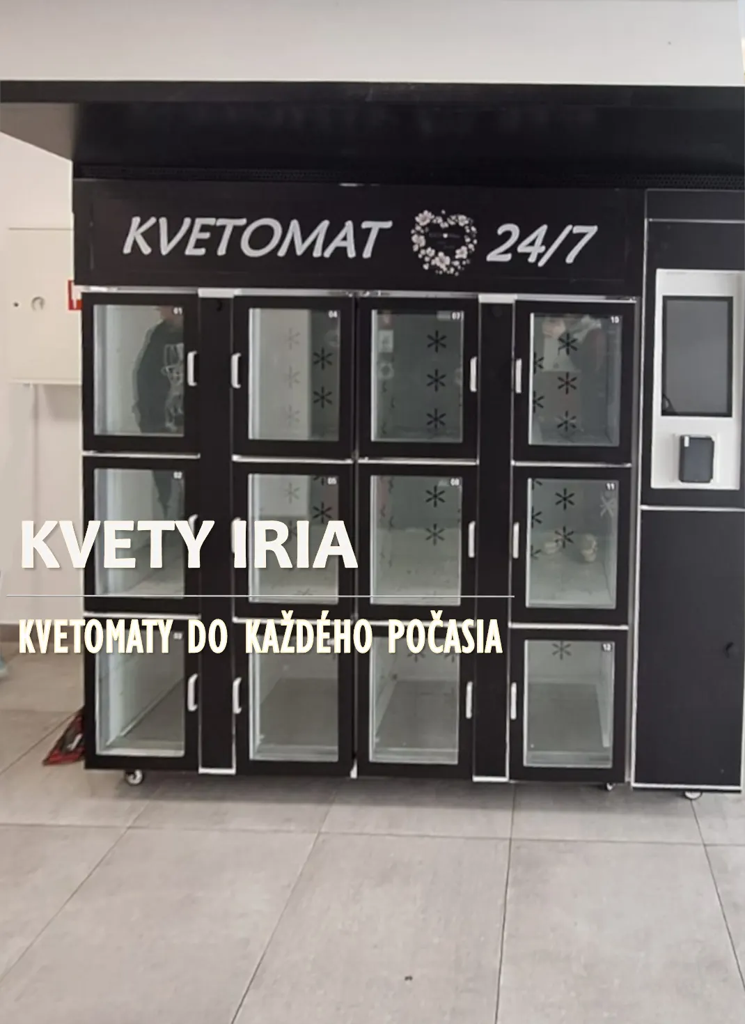 Venkovní květomat na 12 kytic u obchodního centra Košice Pereš