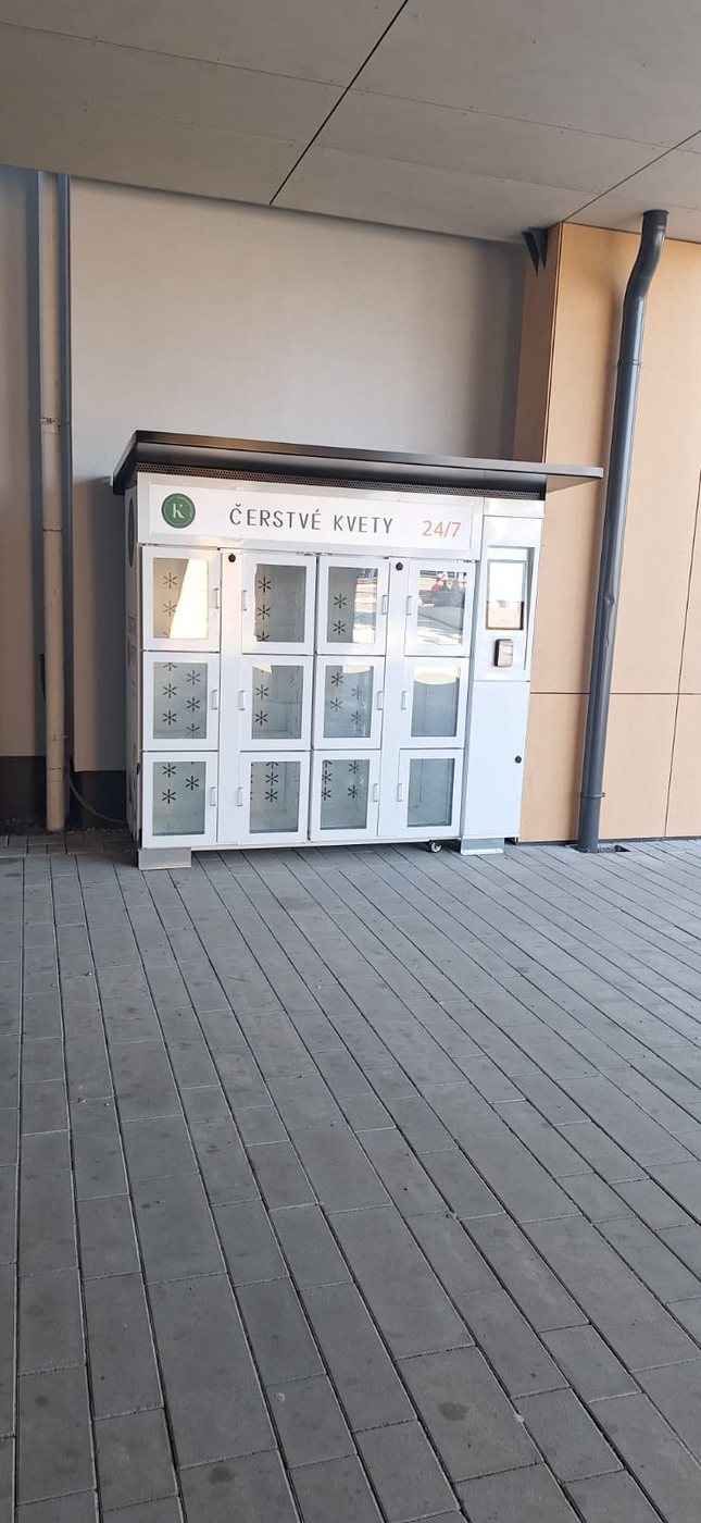 Květomat Kata pod přístřeškem, čerstvé květy 24/7